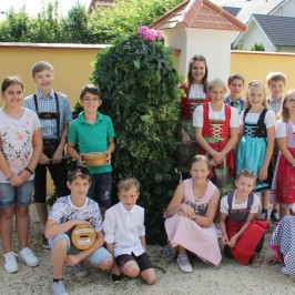 Královské letniční šaty z lupení Pfingstkini Patzmannsdorf