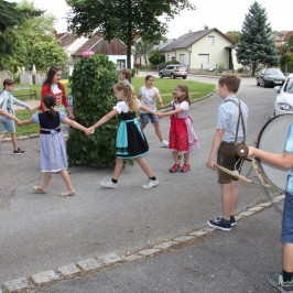 Královské letniční šaty z lupení Pfingstkini Patzmannsdorf