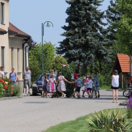 Královské letniční šaty z lupení Pfingstkini Patzmannsdorf