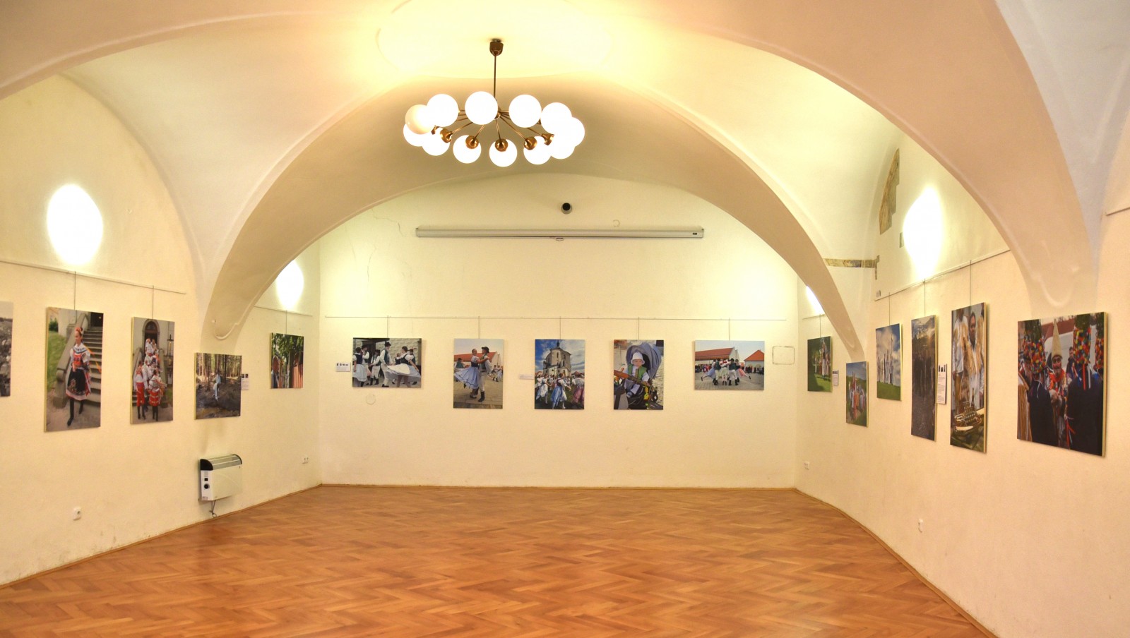 Fotovýstava "Výroční obyčeje česko-rakouského příhraničí" aktuálně ve Znojmě!
